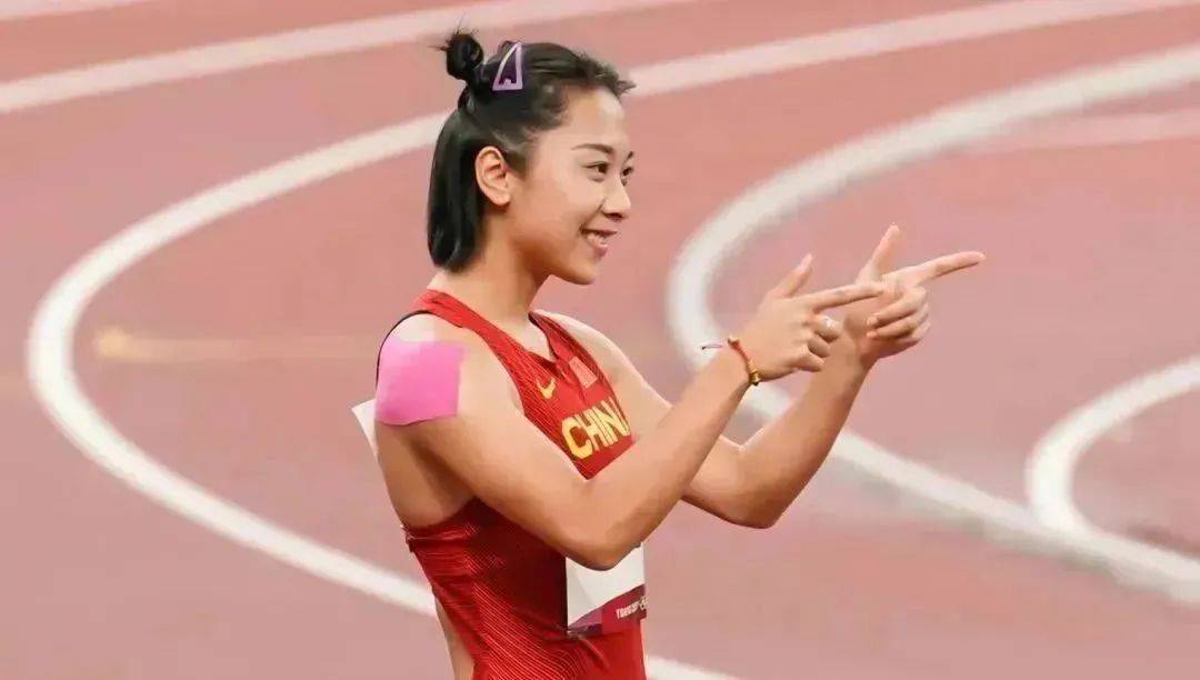 楼下健身器材美女