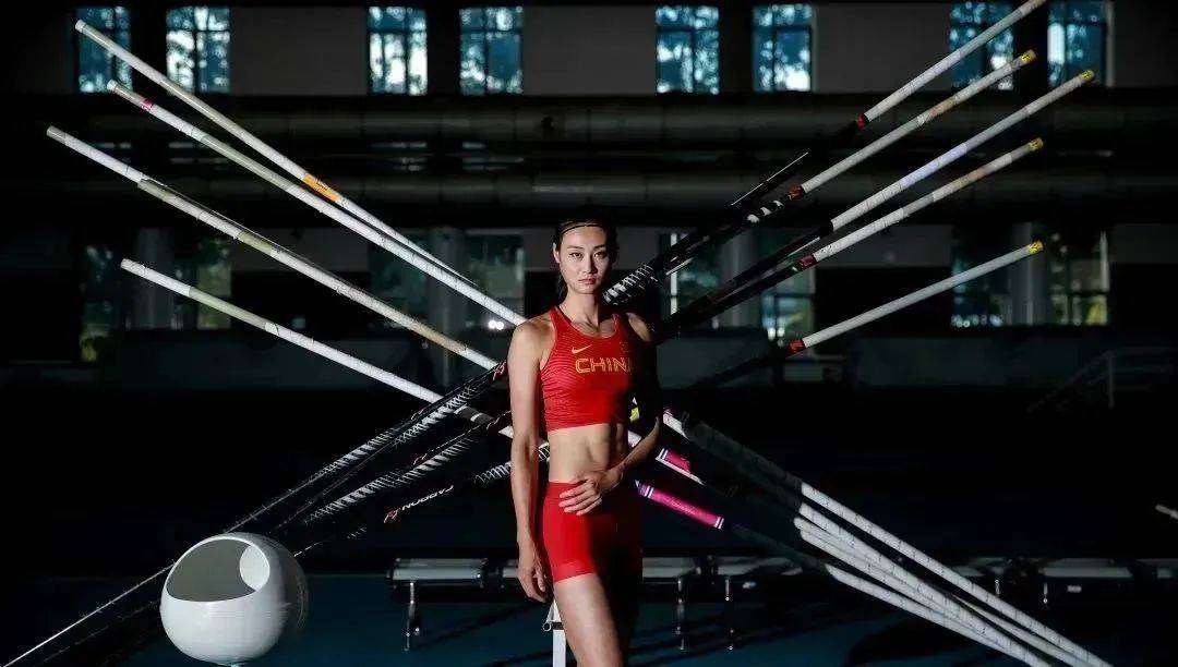 打羽毛球的小女孩怎么画